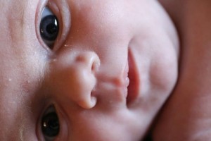 一个月宝宝吐奶怎么回事宝宝吐奶的解决办法