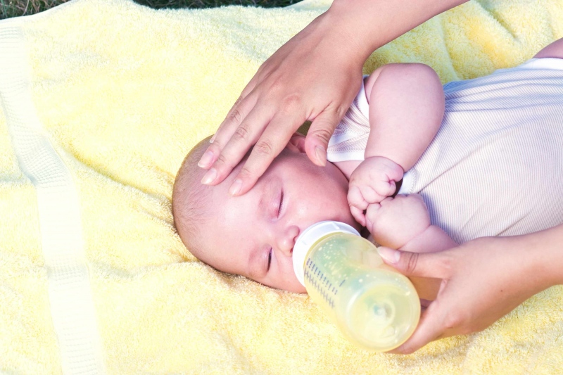两个月宝宝吐奶有黏液宝宝吐奶的原因